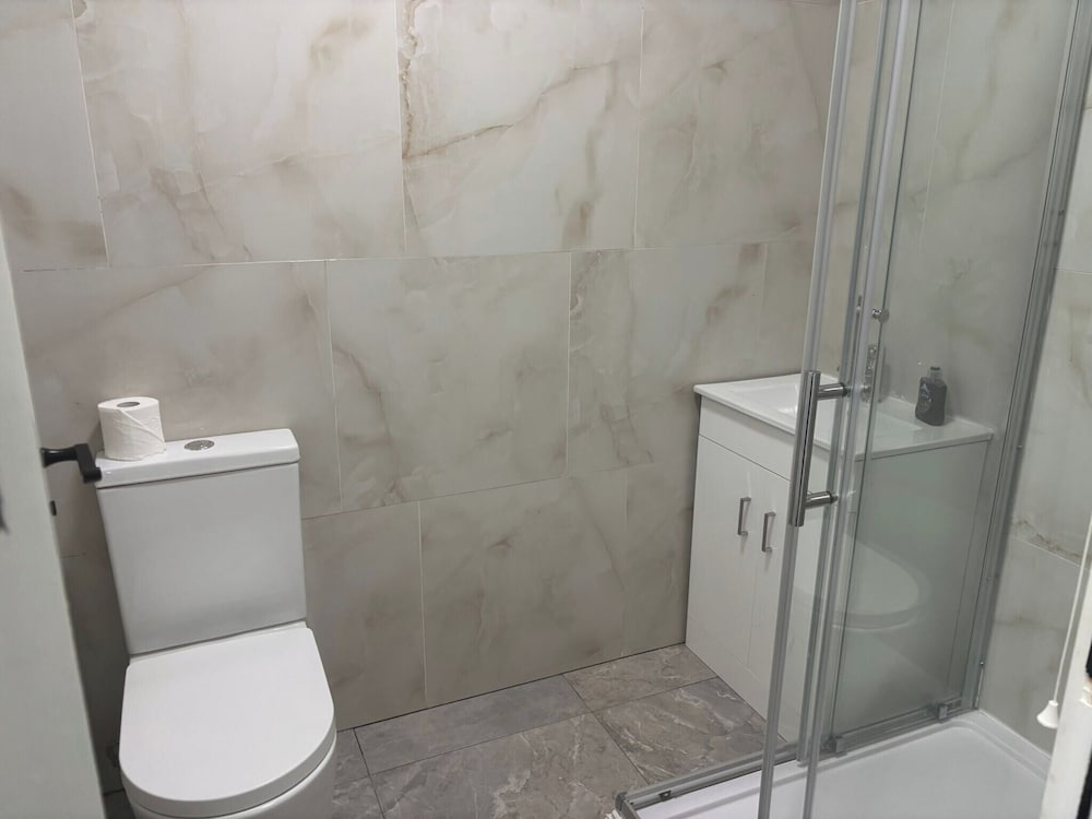 1 Bed Flat - Sleeps 2 - Parking - Wifi