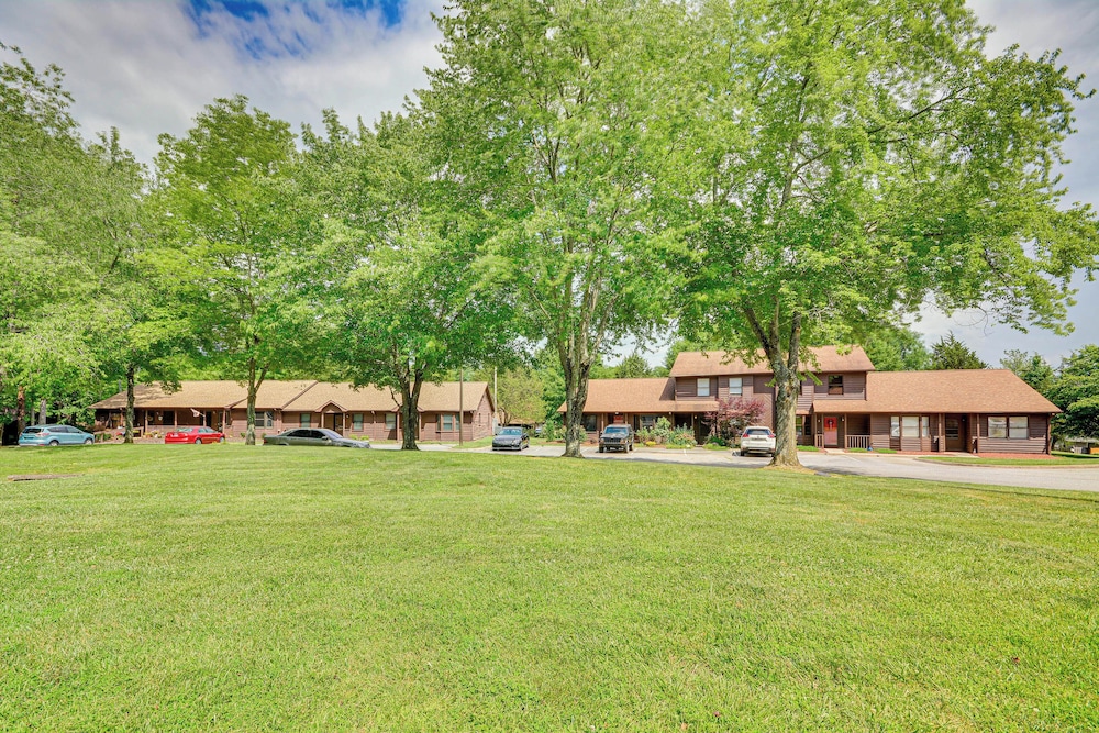 High Point Townhome w/ Patio, 1 Mi to Main Street! view 4