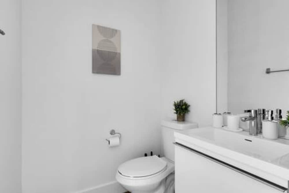 3282 SW 28th St Private Pool 4BD 2 5BA Parking Laundry Wi-fi