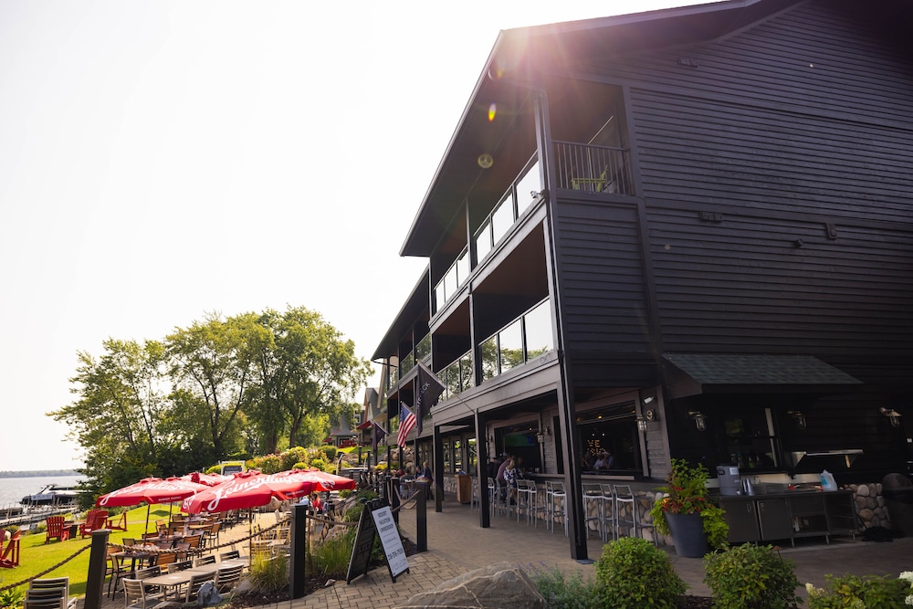 Quarterdeck Resort & Restaurant