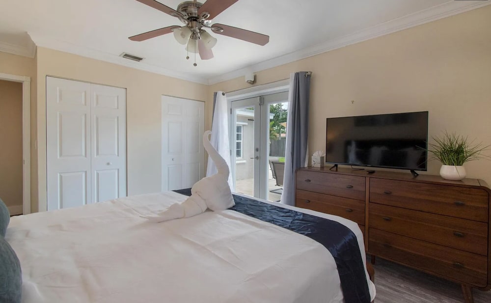 Sunlit Escape 3BR 2BA w Private Pool Backyard