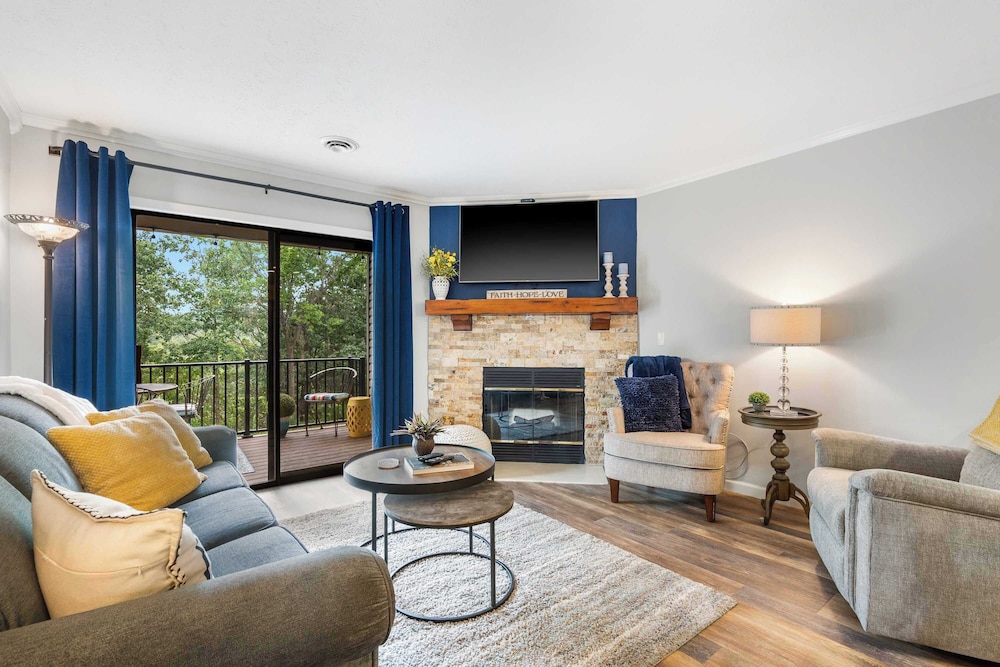 Blue Royale Retreat - Condo for 6