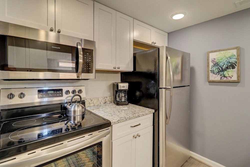 Renovated 2BR Hilton Head Home Walk to Shops