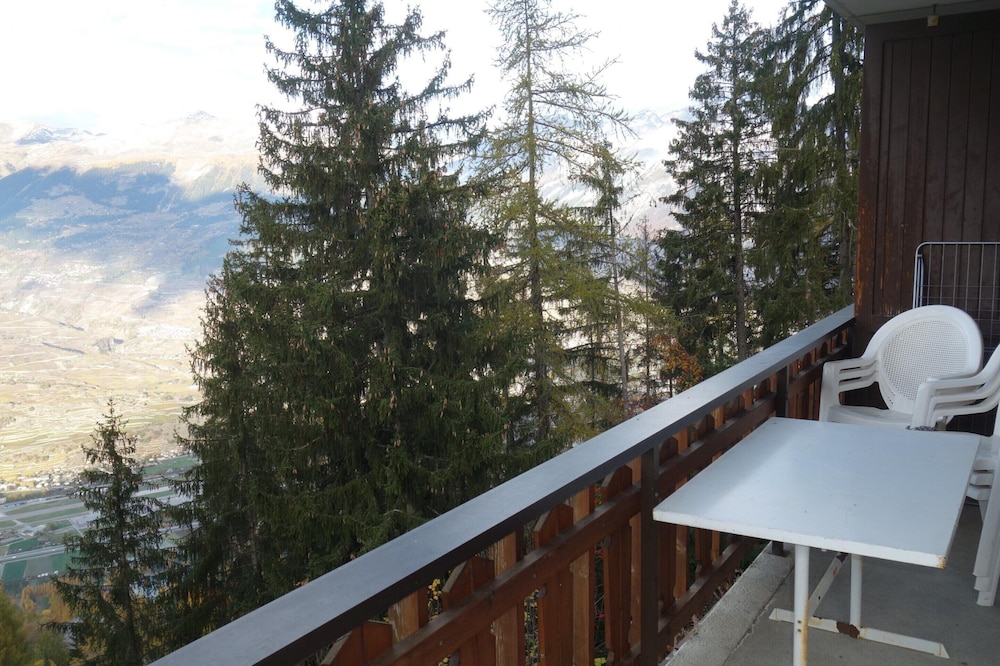 Mystical Apartment With Mountain Views