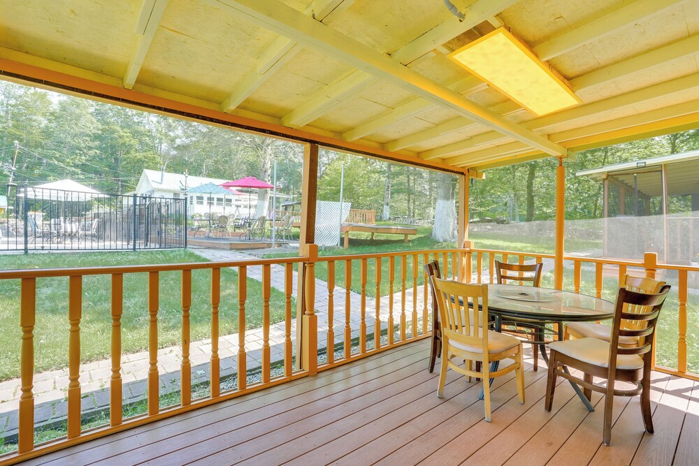 6 Mi to Bethel Woods: Cabin w/ Pool Access