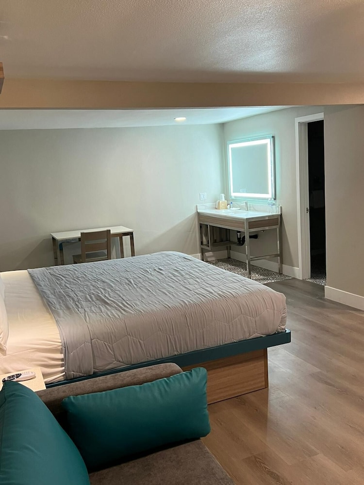 Super 8 by Wyndham Oceanside Downtown