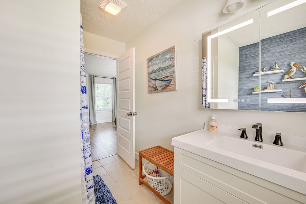 Pool, Lake Views, Dock & More: Mt Vernon Getaway