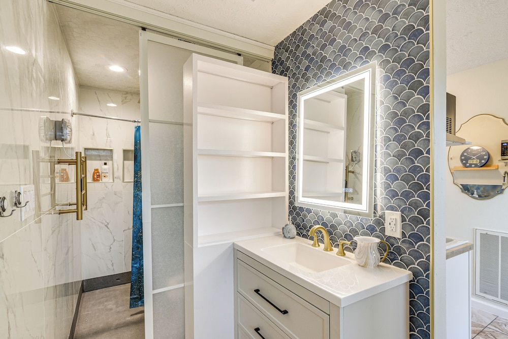 Shop & Explore: Duplex Unit 8 Mi to NRG Stadium!