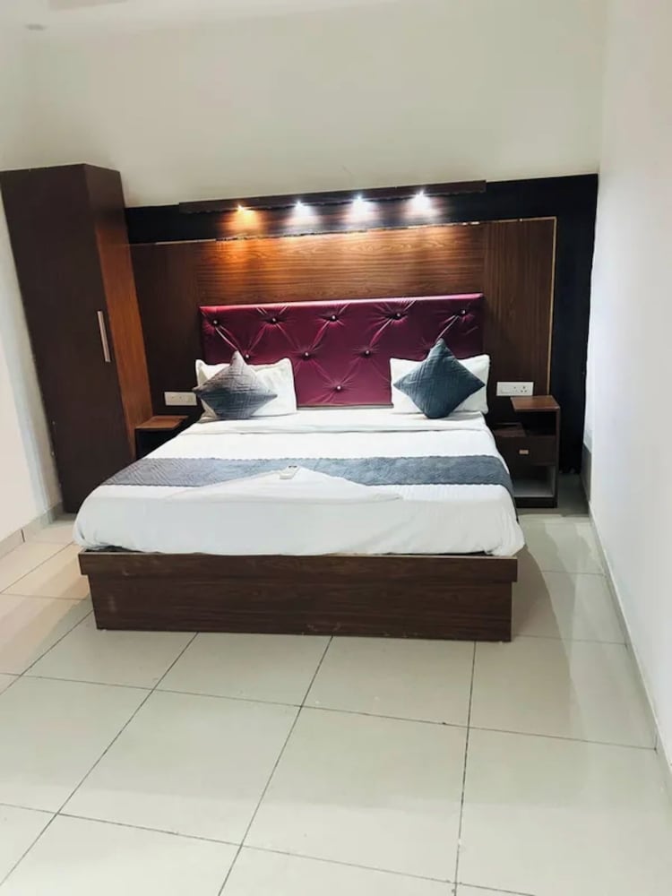 Fabhotel Satya