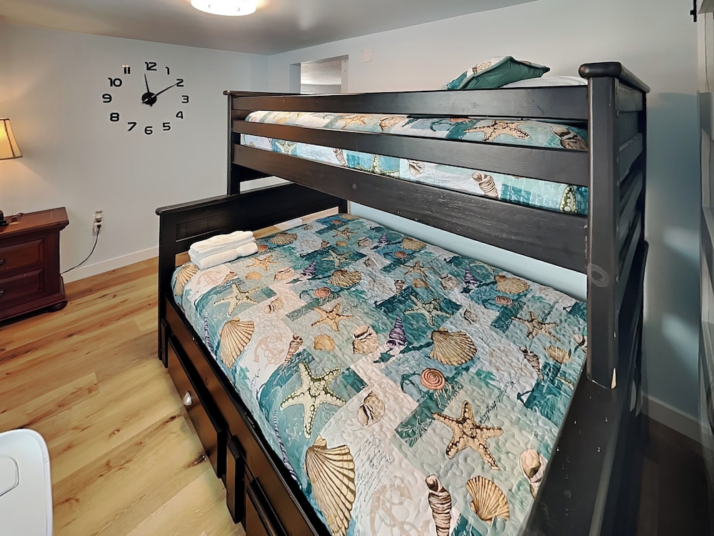 Surfside Beach Bungalow by Ryson Vacation Rentals