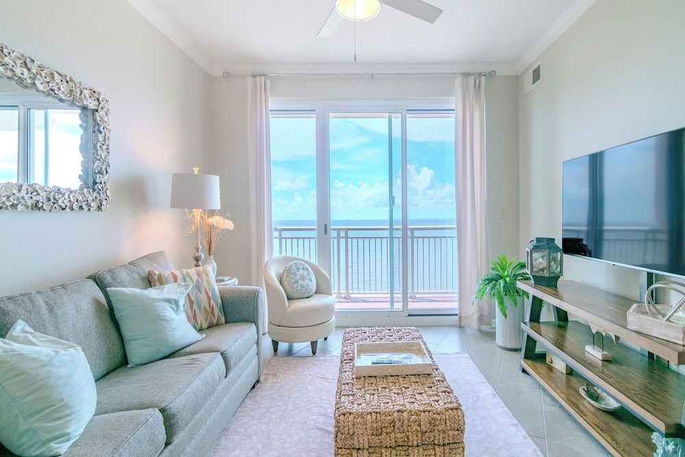 Relax in This Beautifully Cozy 2-bedroom, 2 Bathroom Condo. Sleeps 6!!