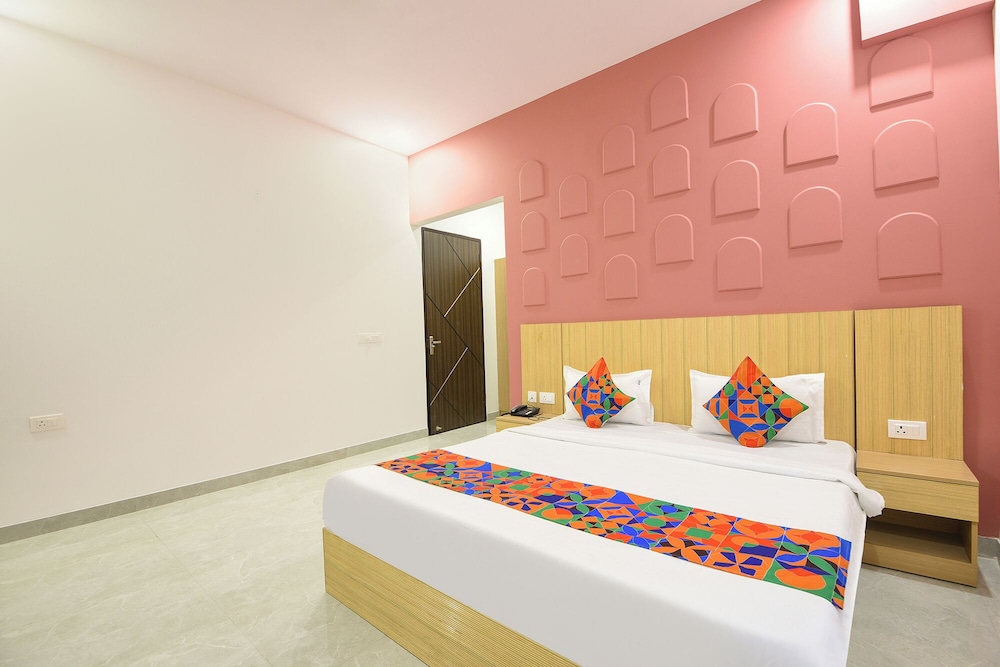 Fabhotel Black Pepper