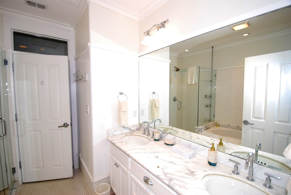 Avalon - Townhouse At The Shores 4 Bedroom Home by RedAwning view 2