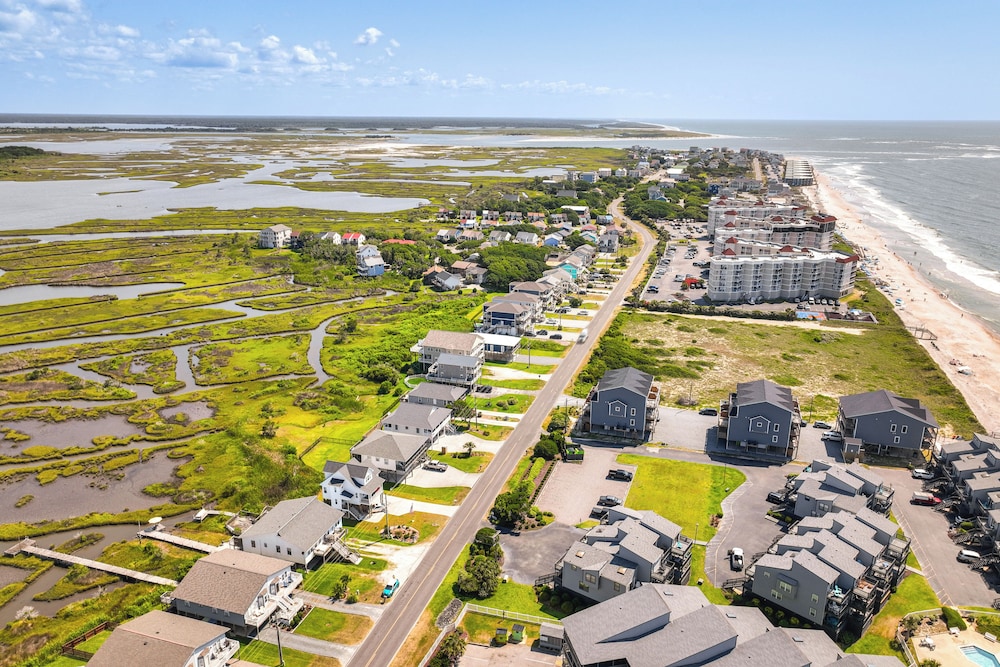 North Topsail Beach Townhome: Walk to the Beach! view 4