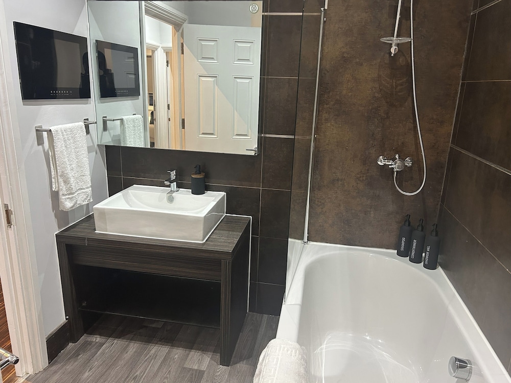 Central Apartment - Sleeps 6 & Near Station