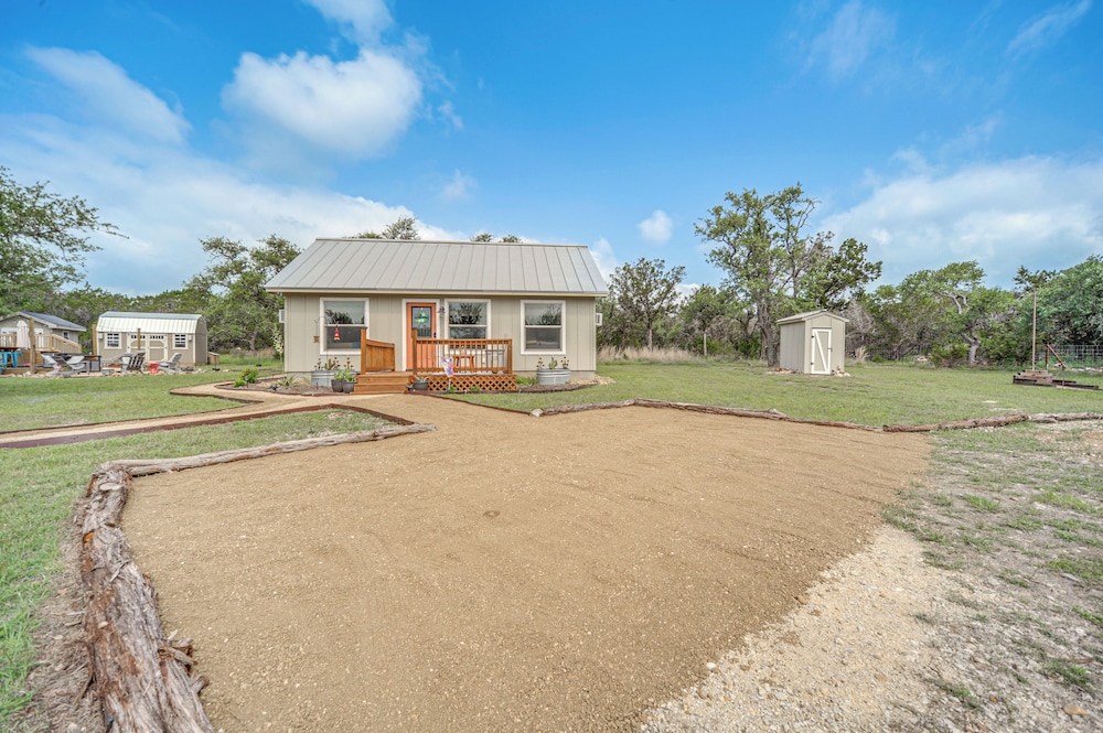 8 Mi to Dtwn Wimberley: Cabin Retreat on 5 Acres!