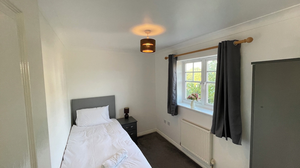 Stylish house for contractors + family, NEC, HS2 view 3