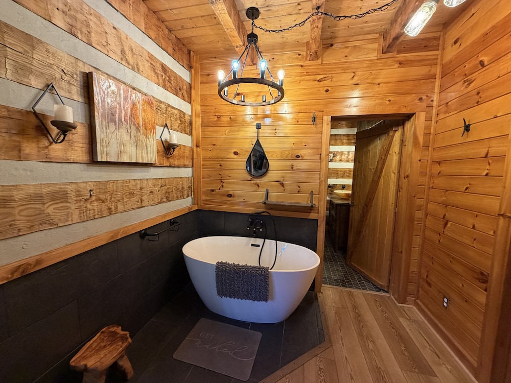 Boujee Bear Cabin With Hot Tub & Putting Green 2 Bedroom Cabin