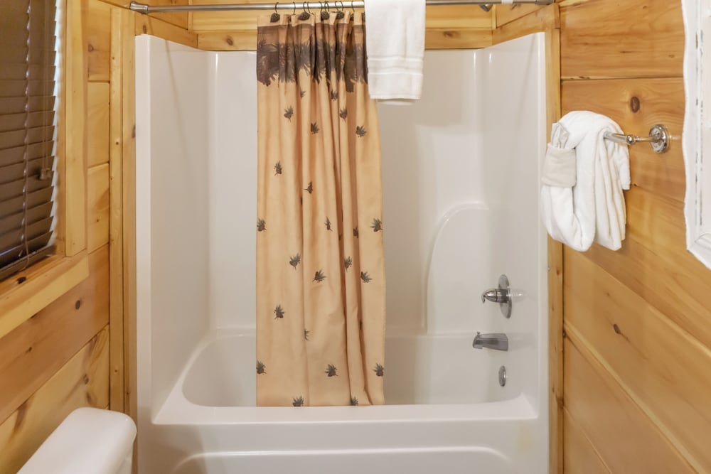 2 BR Pigeon Forge Home w/ Porch & Hot Tub