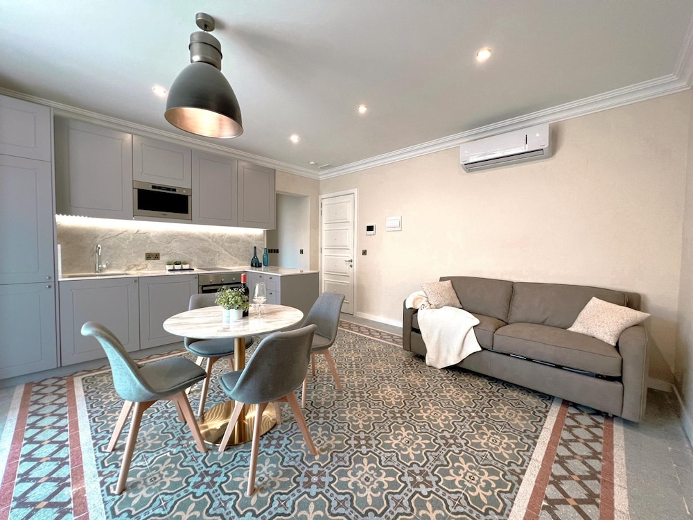 Self Check-in 1BR Refurbished Apartment