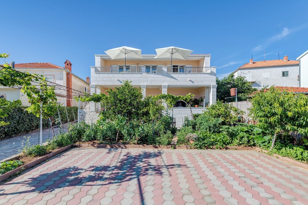 Seafront apartments Marija with terrace and mooring