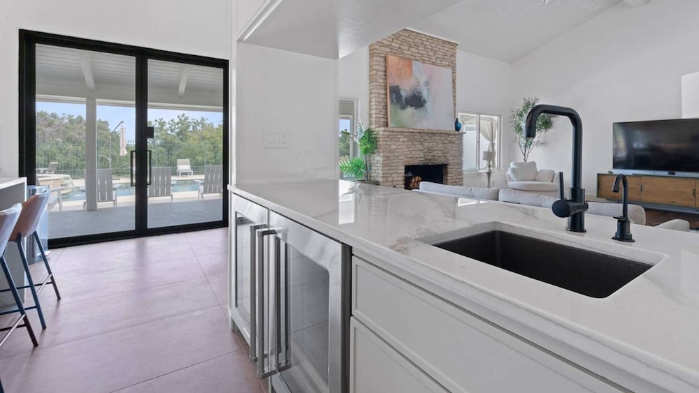 Luxurious Modern Retreat With Private Pool Patio