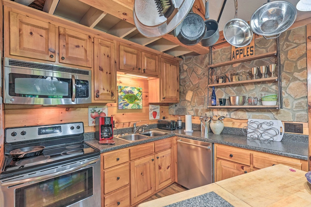 Charming Fancy Gap Cabin w/ Deck & Gas Grill! view 5