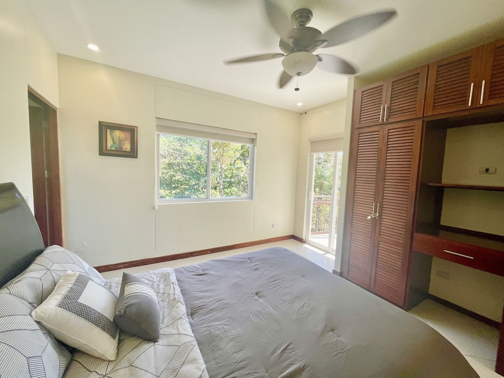 La Torre: Poolside Condo with Scenic Views