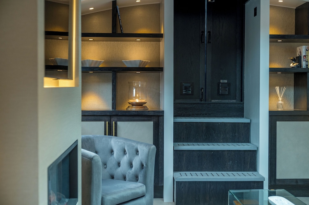Elegant houseboat near Canary Wharf