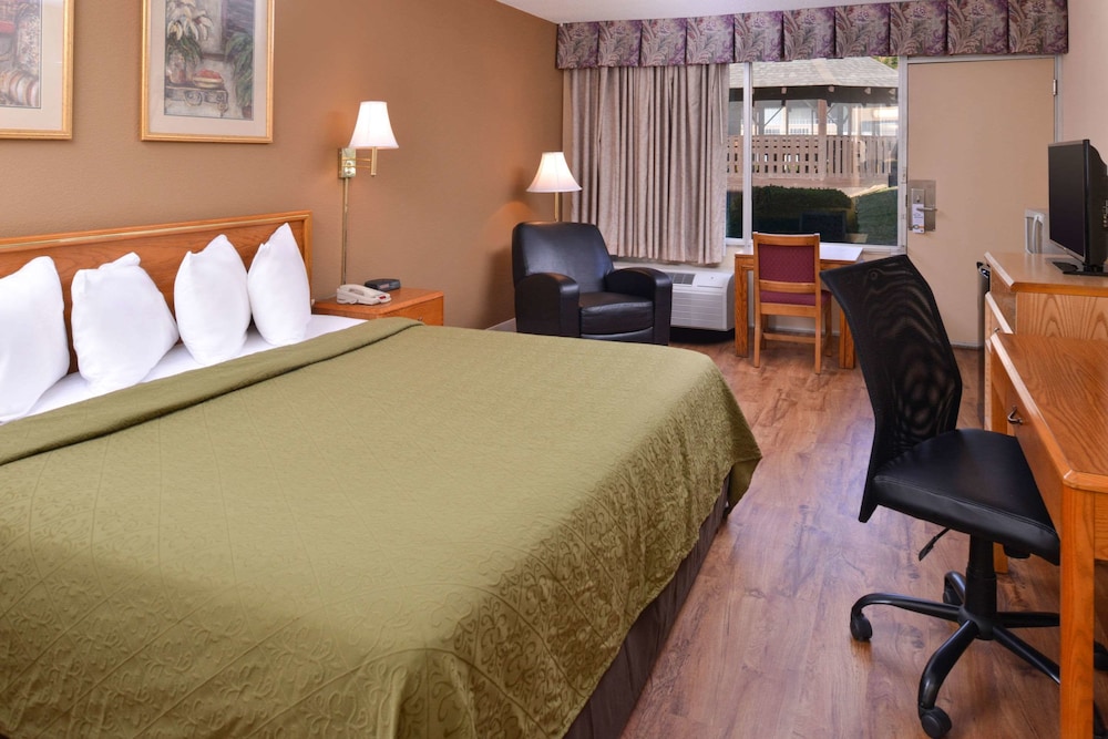 Collinsville Vacations - Quality Inn Dutch Inn - Property Image 24