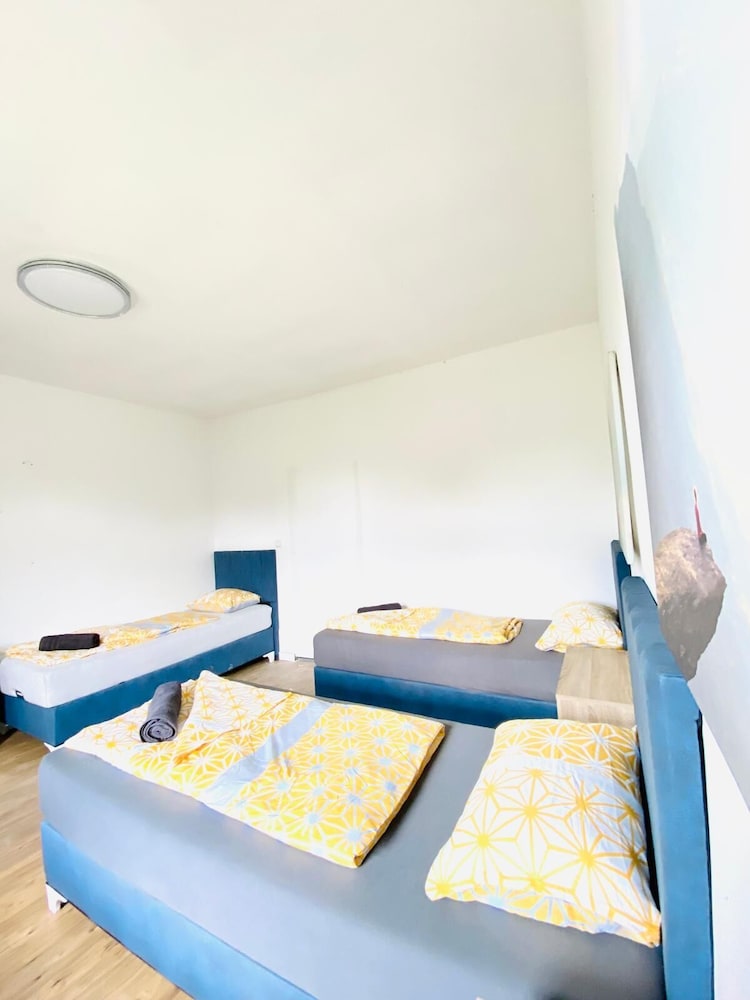 4BR Apartment for 15 Near Danube