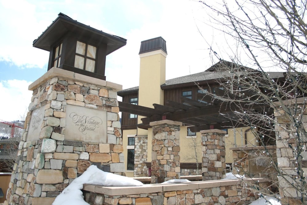 Vintage on the Strand 2 bedrooms Ski Out VIN-14 by KBM