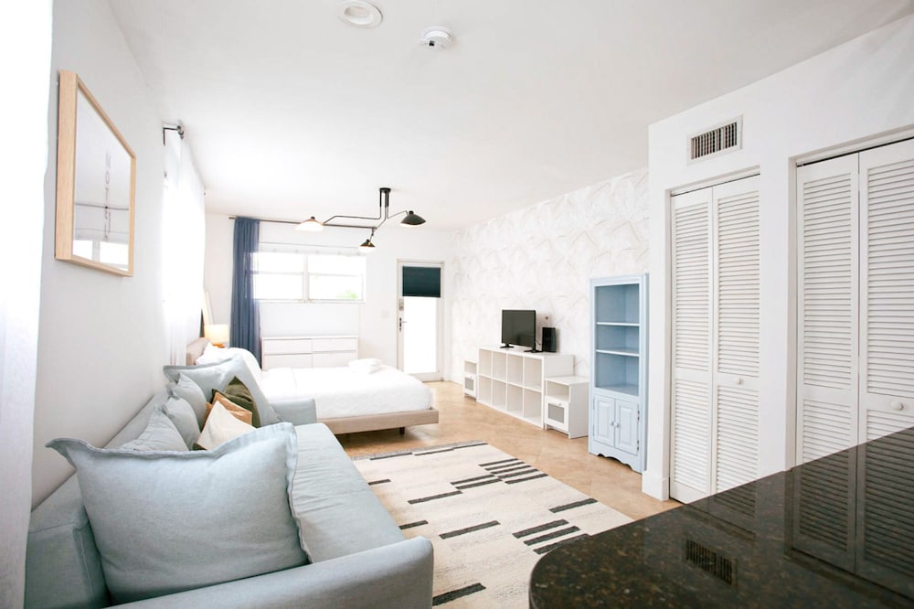 Spacious Apt in the Heart of South Beach