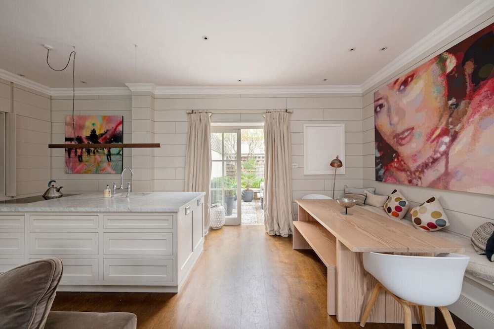 3-bed Home w Private Parking Fairytale Garden