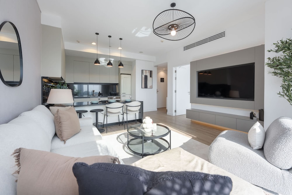 Grand Stay in This 1 Bedroom Flat That Sleeps 4