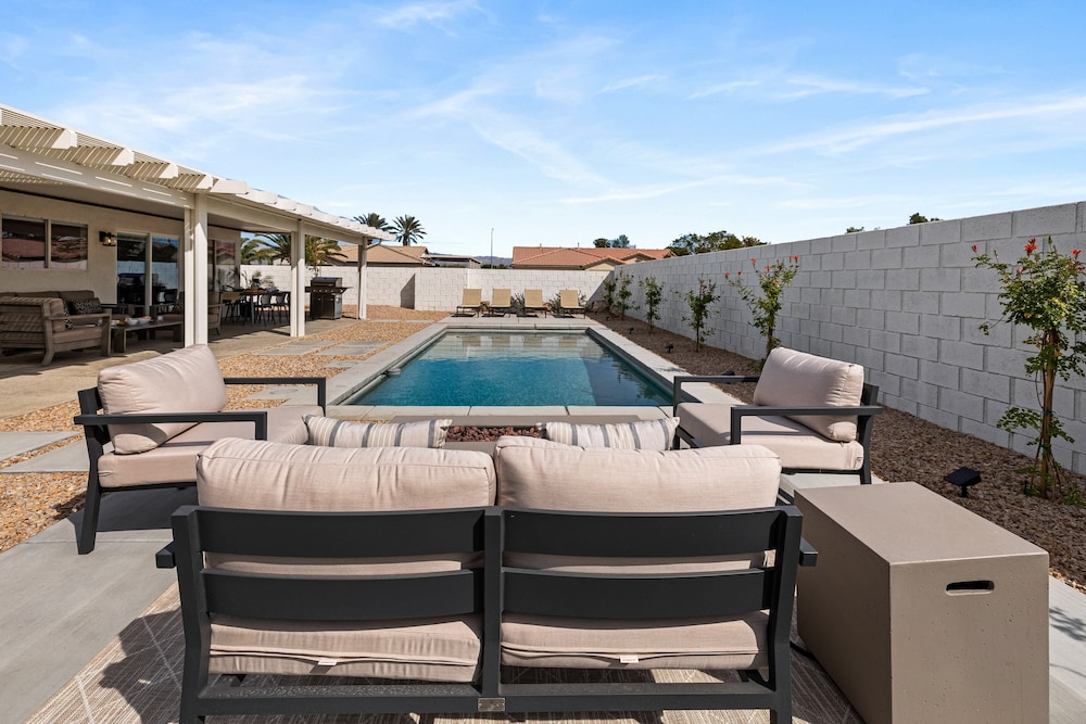 Montego by Avantstay Private Yard w/ Pool & Hot Tub