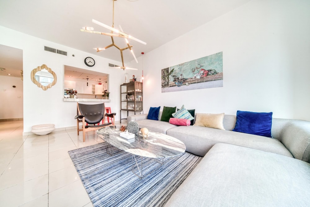Enchanting 1BR w Balcony Overlooking Dubai Marina