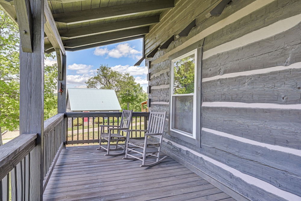 2 Mi to Mabry Mill: Mtn-view Cabin w/ Porch!
