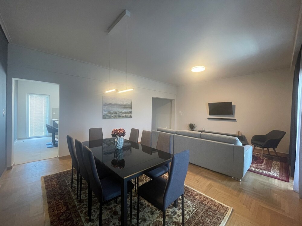 Spacious Seaside Flat at Alimos