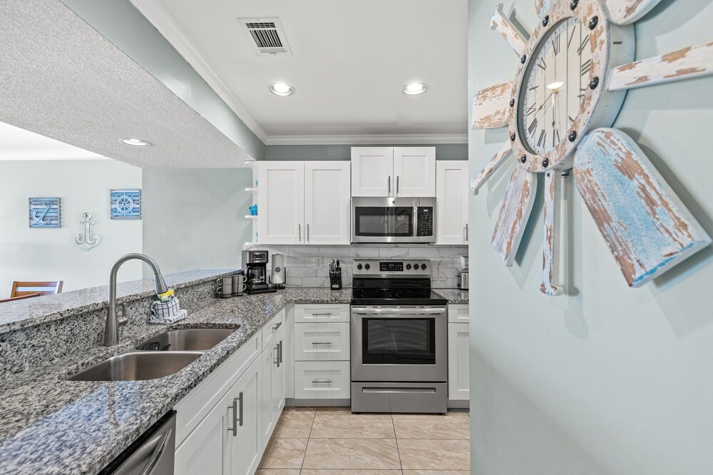 One More Round! 3BR 3BA Sleeps 10! 11 Pools! Golf Courses! Tennis Courts!