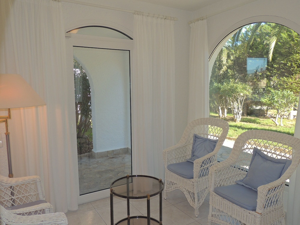 Charming Villa With Private Pool and air Conditioning, Near the Beach photo 3