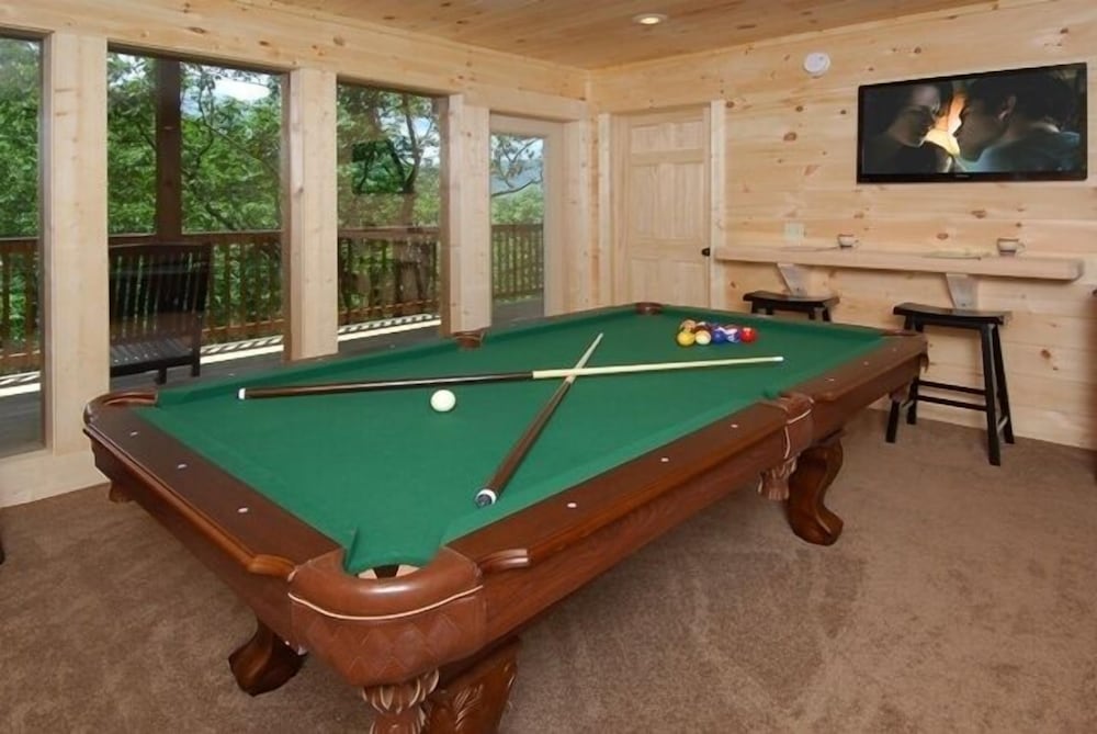 Smoky's Summit - 4 Bedrooms, 4 Baths, Sleeps 14 Home by RedAwning