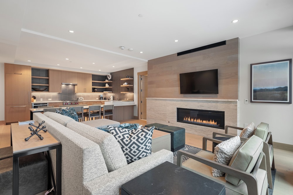Snowmass Lux Getaway by Snowmass Vacations