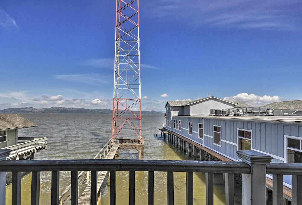 Waterfront Condo on Pier in Downtown Astoria!