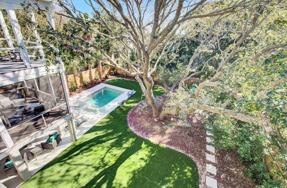 Walk to the Beach + Private Pool, Rooftop Terrace, Balcony 3602 Cameron