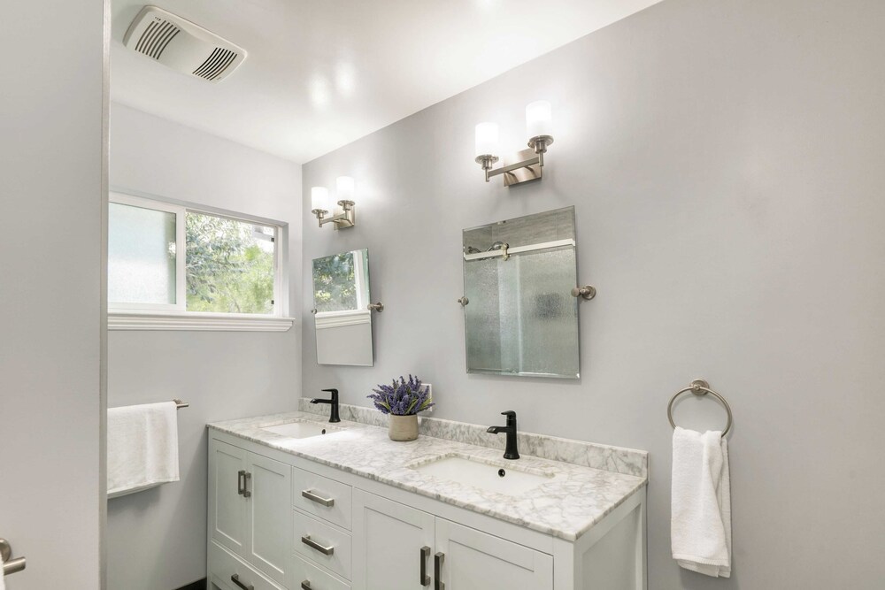 Modern Sonoma Stay w/ Spacious Deck, Views & Prime Location Bennett