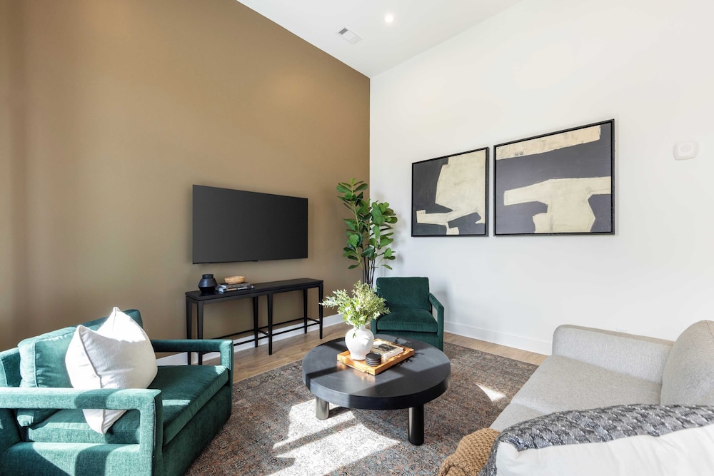 New Build Sleeps 12, 2 Condos in Scenic Bluffside, Minutes to Downtown