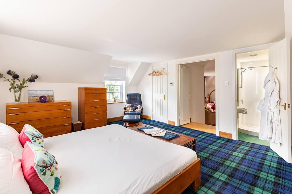 Stunning Luxury Duplex With Hot Tub and Aircon view 5