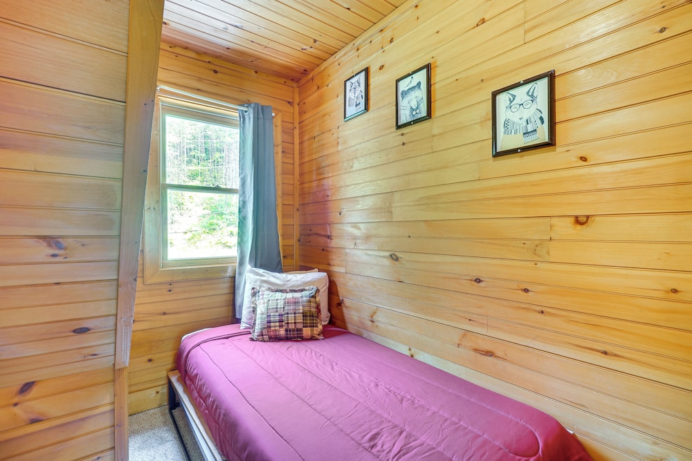 5 Mi to Gsmnp: Cabin w/ Hot Tub & Game Area