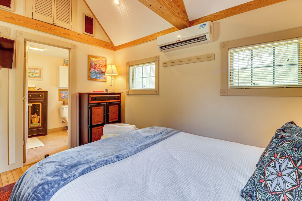 Hot Tub Haven: Creekside Cabin in Frisco!